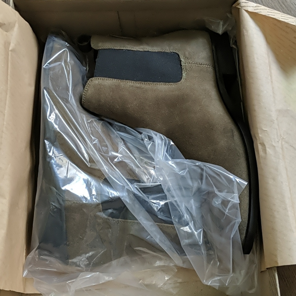 Brand new in box chelsea boots
